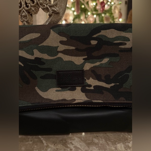 ❤️EUC❤️ Funky Monkey Camouflage and Black Clutch Bag - Picture 3 of 8